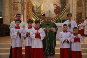 kardynał z ministrantami